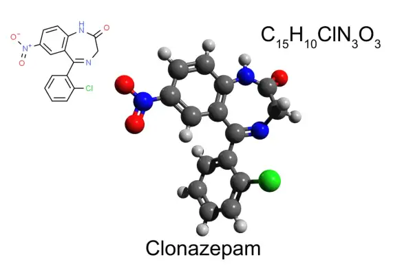 Model cząsteczki klonazepamu z jego wzorem chemicznym.