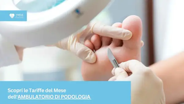 Mani guantate eseguono un trattamento podologico. Scopri il costo della visita podologo per la cura dei tuoi piedi.
