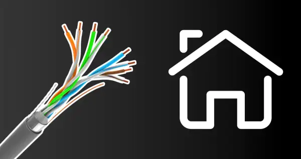 Rozplecione przewody ethernetowe obok białej ikony domu.
