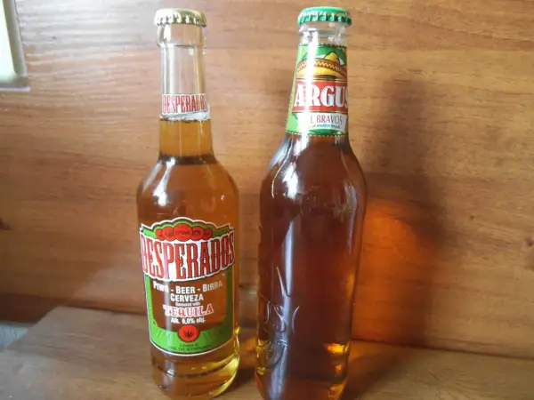 Dwie butelki piwa: Desperados z tequilą i Argus El Bravos.
