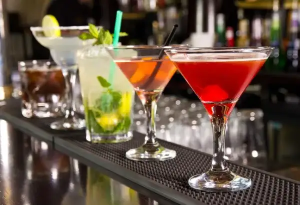 Ile kalorii ma drink? Zaskakujące fakty o kaloryczności koktajli