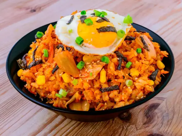 Kimchi fried rice recept med stekt ägg, majs och salladslök. En läcker och färgstark rätt.