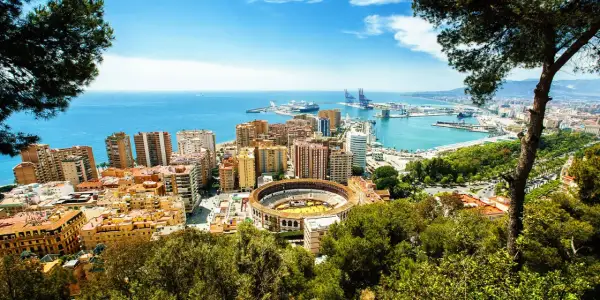 Vue panoramique de Malaga : arène, port, mer bleue. Idéal pour savoir que faire à Malaga.