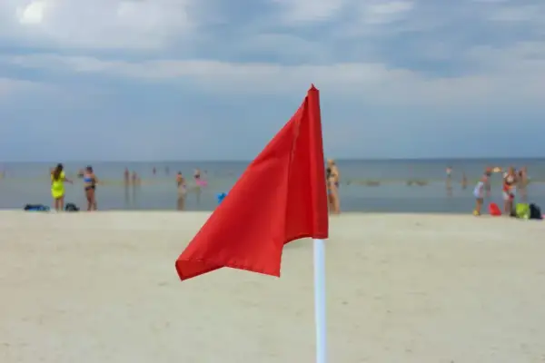 Jaka flaga nad morzem dzisiaj? Sprawdź, co oznaczają kolory flag!