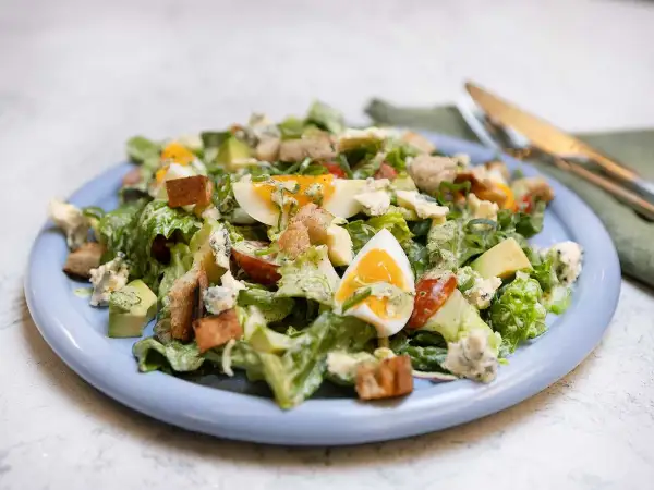 En härlig cobb salad med krutonger, ägg, avokado och blåmögelost. En perfekt lunch!