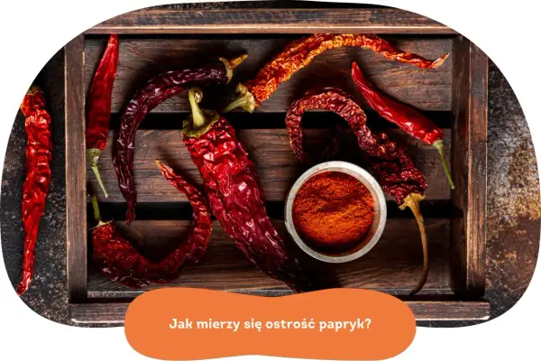 Suszone papryczki chili i ich proszek. Czy wiesz, że kapsaicyna co to jest, odpowiada za ich ostrość?