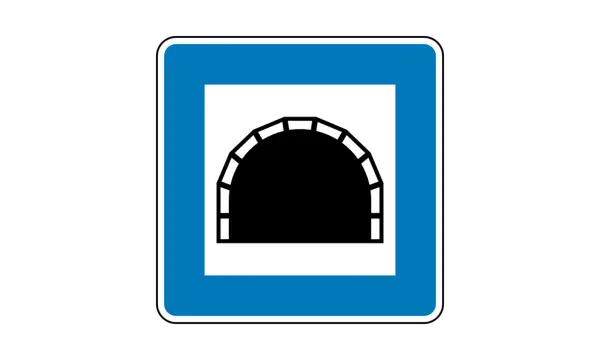Blaues Verkehrsschild mit weißem Rahmen, das ein schwarzes Tunnelportal zeigt. Dieses tunnel schild warnt vor der Einfahrt in einen Tunnel.