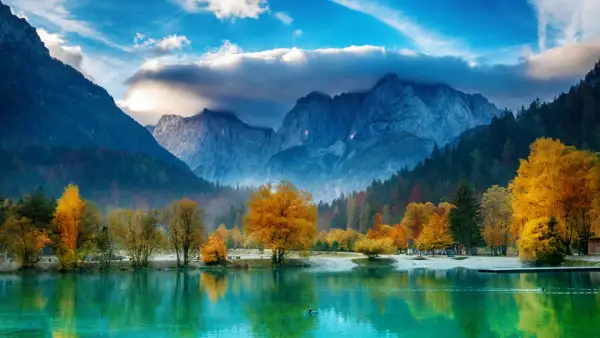 Herbstliche Farbenpracht in einem der schönsten Nationalparks Europas. Türkisblaue See, bunte Bäume und majestätische Berge.