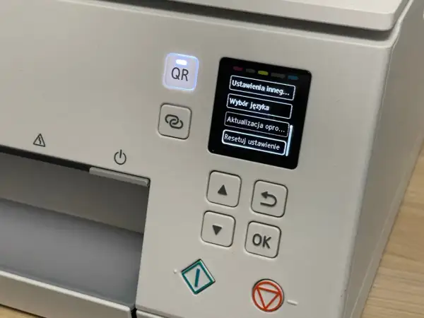Menu drukarki Canon z opcją "Resetuj ustawienie". Dowiedz się, jak zresetować drukarkę Canon, aby rozwiązać problemy.
