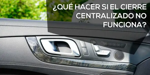 Detalle de puerta de coche con controles. ¿Qué hacer si el cierre centralizado no funciona?