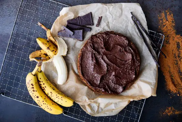 En saftig banankaka med chokladfrosting, bananer, chokladbitar och vaniljstänger.