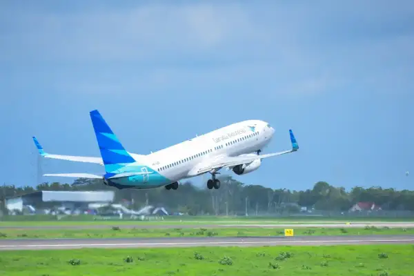 Samolot Garuda Indonesia startuje, a my zastanawiamy się, ile się leci na Bali.