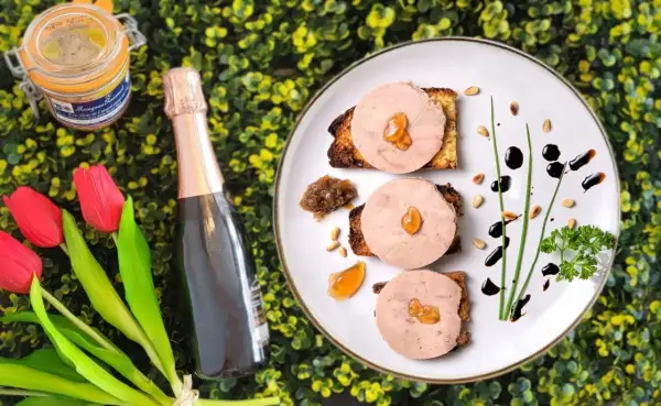 Delicioso foie gras en tostadas, acompañado de una botella de champán y tulipanes. Un festín que evoca de donde viene el foie.
