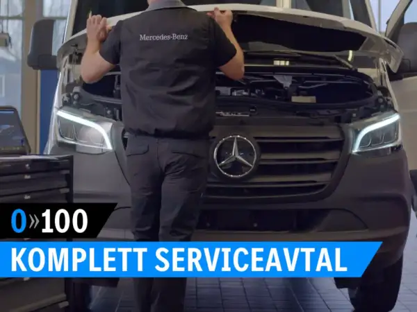 Mekanisker utför service på en Mercedes-Benz skåpbil. Bilden visar en komplett serviceavtal för din Mercedes.