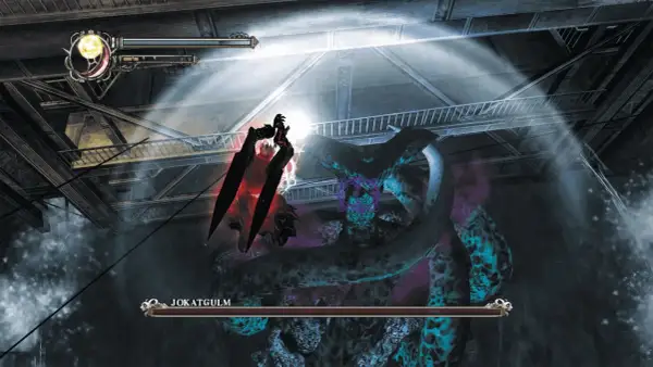 Dante walczy z potworem w Devil May Cry HD Collection. Spolszczenie gry pozwala cieszyć się tym starciem.