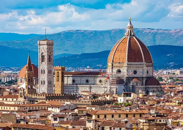 El Duomo de Florencia se alza majestuoso sobre la ciudad, con su cúpula icónica y el campanario de Giotto.