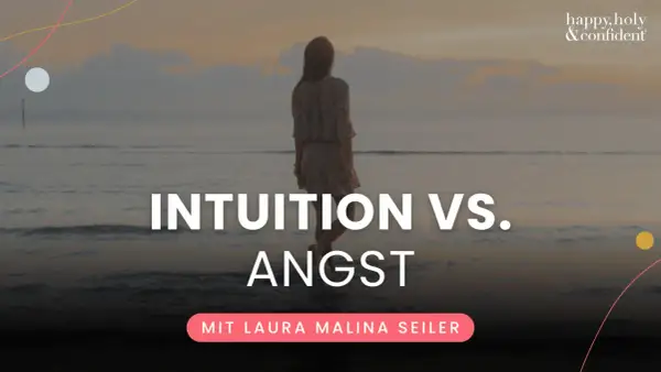 Frau am Meer, die über Intuition vs. Angst nachdenkt. Das zweite Gesicht, die Bedeutung spirituell, wird hier thematisiert.