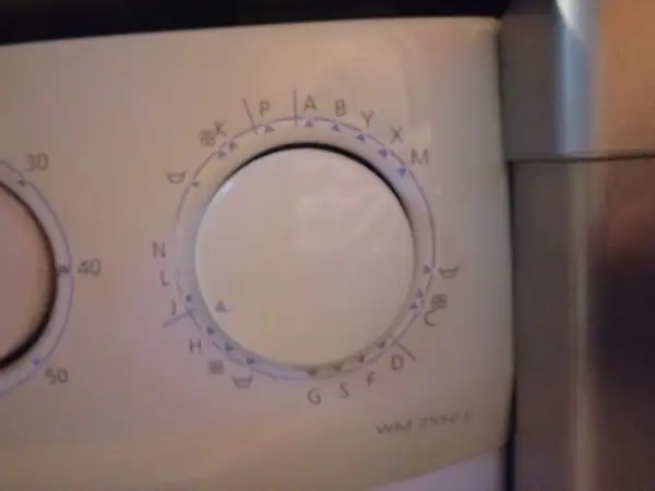 Pokrętło programatora pralki Beko z oznaczeniami programów i temperatur. Instrukcja obsługi pomoże dobrać odpowiedni cykl.