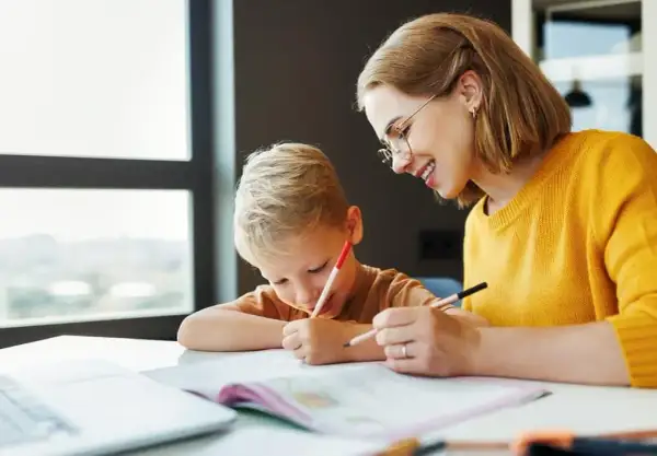 Nauczanie domowe na czym polega – poznaj wady i zalety tej formy edukacji