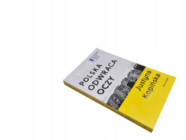 Książka "Polska odwraca oczy" Justyny Kopińskiej, nagrodzona European Press Prize. Okładka z napisem i zdjęciem budynków.
