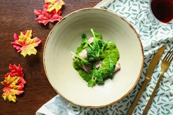 Piatto di carne con salsa verde e cime di rapa. Perfetto per scoprire quanto cuociono le cime di rapa.