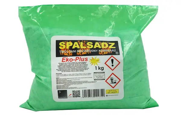 Zielona torba z produktem Spalsadz, który pomaga w czyszczeniu komina.