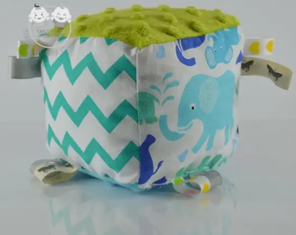 Kostka sensoryczna: Jak wybrać bezpieczną dla rozwoju niemowlaka?
