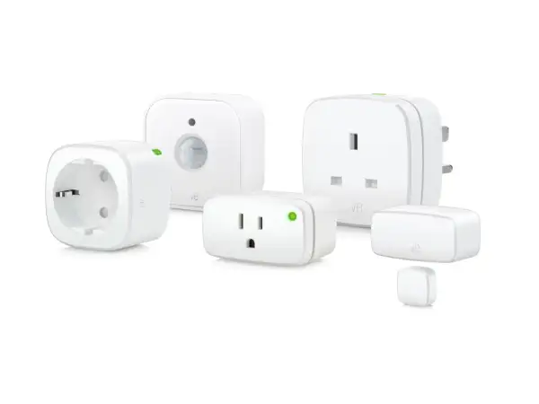 Ensemble d'appareils intelligents Eve, incluant des prises, un détecteur de mouvement et des capteurs pour une maison connectée.