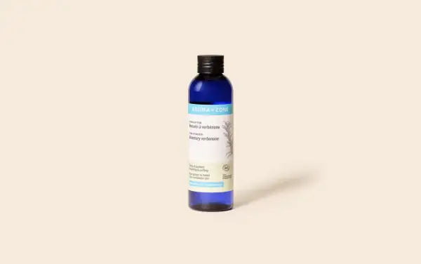 Hydrolat pur de romarin à verbénone, idéal pour la pousse des cheveux et les peaux mixtes. Un soin tonique et purifiant.