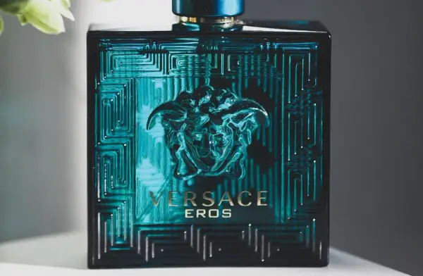 Elegancka butelka Versace Eros, jedne z najdroższych perfum męskich, z motywem Meduzy i złotym napisem.