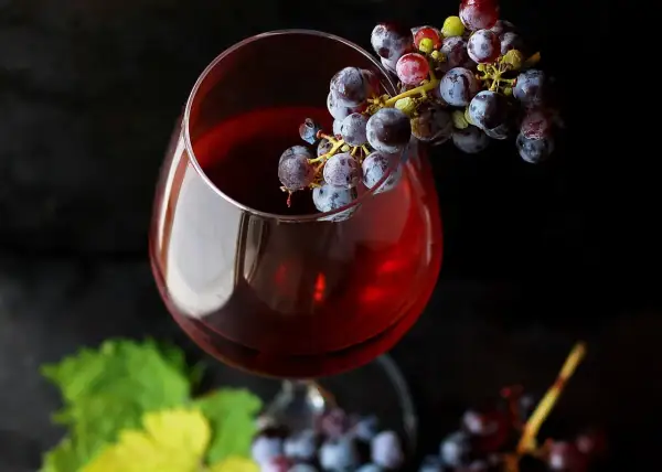 Czy wino przyspiesza okres? Poznaj prawdę o wpływie alkoholu