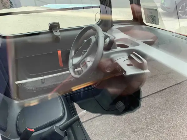 Wnętrze Citroen Ami, z kierownicą i siedzeniem. Sprawdź atrakcyjną citroen ami cena!