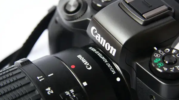 Canon lustrzanka na początek. Detale obiektywu i korpusu aparatu Canon, idealne dla początkujących fotografów.