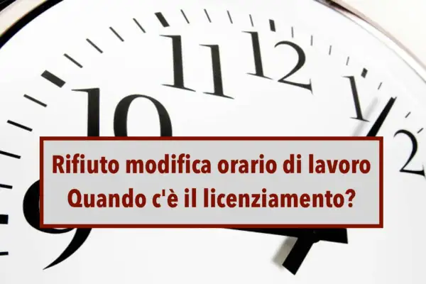 Orologio con testo: "Rifiuto modifica orario di lavoro. Quando c'è il licenziamento?".