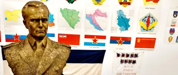 Popiersie marszałka w otoczeniu map i flag republik, symbolizujące jedność i historię stolicy Jugosławii.
