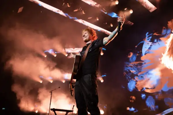Ed Sheeran na koncercie, w dymie i świetle. "TBA koncert co to znaczy?" - zapytasz, a on odpowie muzyką.
