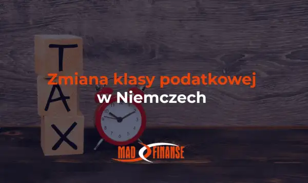 Drewniane klocki z napisem TAX, budzik i tekst "Zmiana klasy podatkowej w Niemczech".