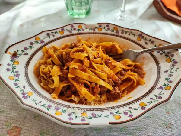 Tagliatelle al ragù, un classico per scoprire dove mangiare a Bologna. Un piatto che profuma di tradizione e sapori autentici.
