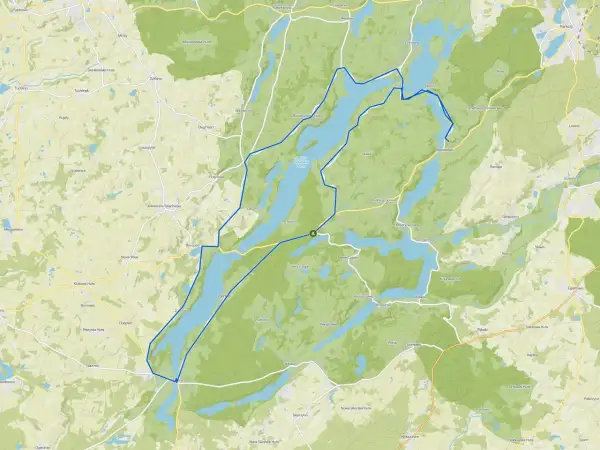 Trasa rowerowa przez malownicze Kaszuby, wiodąca wzdłuż jezior i lasów.