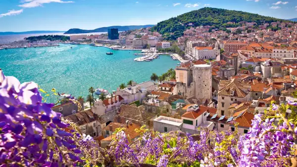Widok na Split, gdzie do Chorwacji warto pojechać. Wiosna kwitnie, a morze kusi błękitem.