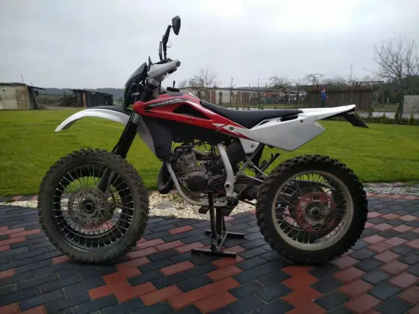 Husqvarna WRE 125, gotowa do akcji. Ten zwinny motocykl terenowy, z mocą 125cc, czeka na przygodę.