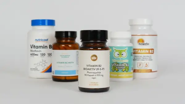 Fünf Flaschen mit Vitamin B2-Präparaten, darunter Nutricost, Sunday Natural und Sowelo.