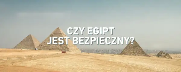 Piramidy w Gizie na tle miasta. Napis: "Czy Egipt jest bezpieczny?". Analiza sytuacji w Egipcie dzisiaj.