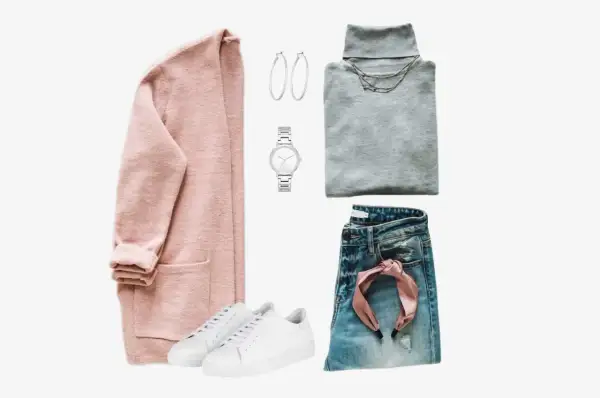 Outfit zusammenstellen: Rosa Strickjacke, grauer Rollkragenpullover, Jeans, weiße Sneaker, silberne Uhr, Creolen und ein Haarband.