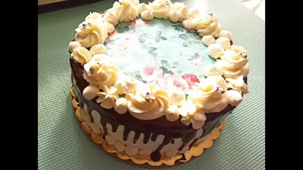 Czy można położyć opłatek na tort dzień wcześniej bez ryzyka?