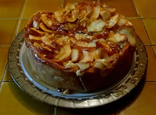 Tarte aux pommes recette de maman, généreusement garnie de pommes caramélisées, prête à être dégustée.