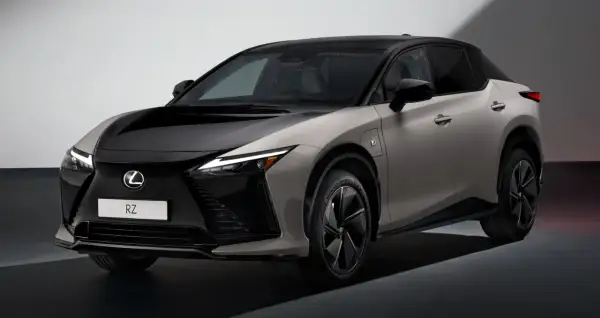 Elegancki, dwukolorowy Lexus RZ z czarną maską i dachem, prezentuje nowoczesny design i elektryczną moc.