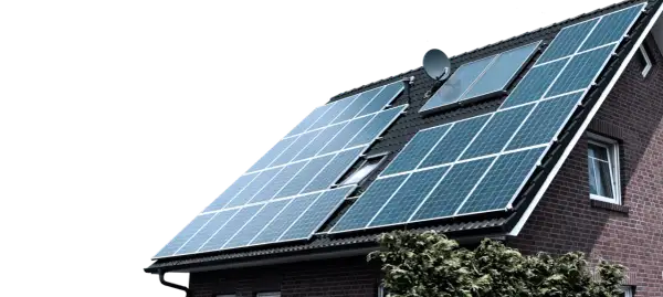 Instalacja fotowoltaiczna 3 kw cena z montażem na dachu domu z cegły. Panele słoneczne pokrywają znaczną część dachu.