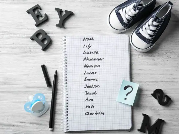 Liste de prénoms en L pour un bébé, avec des lettres décoratives et des chaussons.
