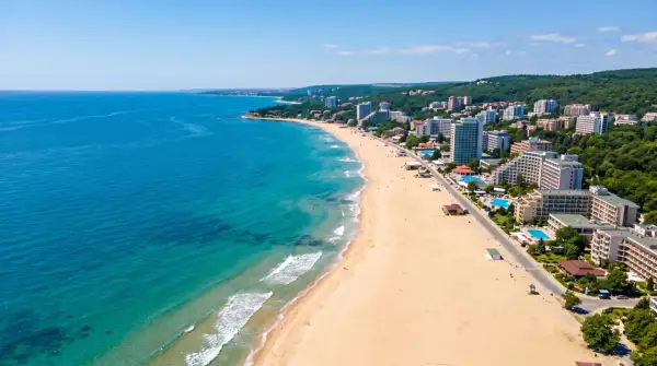 Bułgaria, sierpień: słoneczna plaża z hotelami i turkusowym morzem. Idealna pogoda na wakacje.
